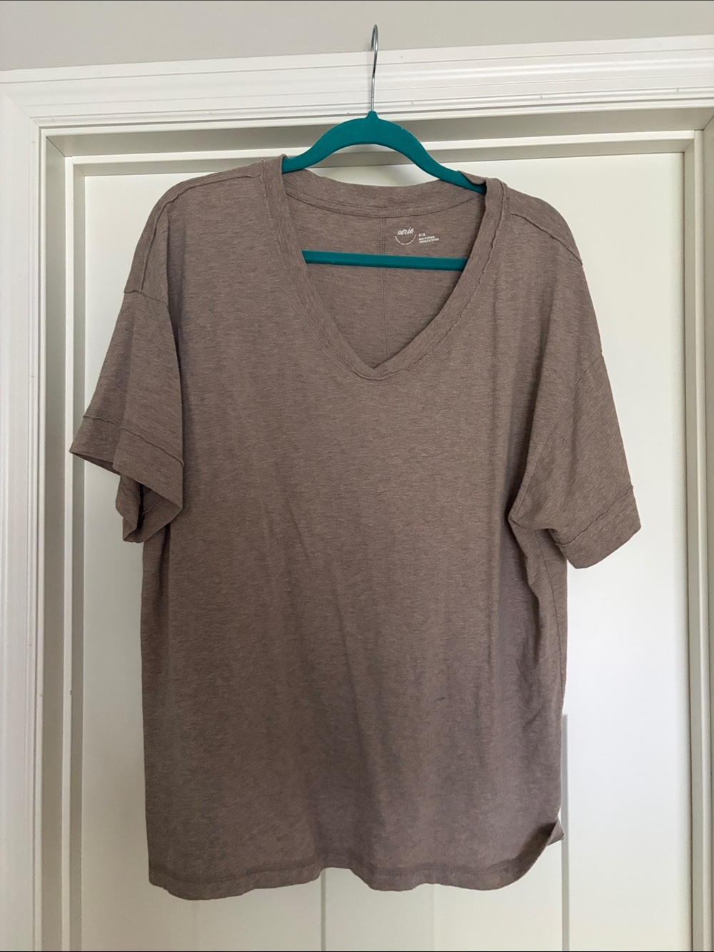 Aerie Heathered Taupe V-Neck Shirt size medium